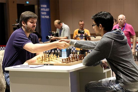 Le Russe Peter Svidler annule avec les Blancs ce qui lui permet d'éliminer Anish Giri et d'accéder à la finale de la coupe du monde d'échecs - Photo © site officiel Le Russe Peter Svidler annule avec les Blancs ce qui lui permet d'éliminer Anish Giri et d'accéder à la finale de la coupe du monde d'échecs - Photo © site officiel