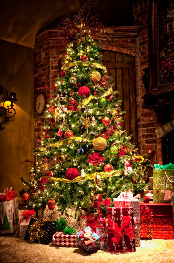 Pinito de Navidad con regalos y esferas de colores