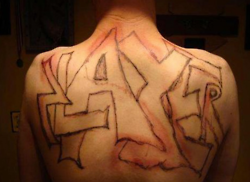 tatuaje mal hecho de slayer en toda la espalda