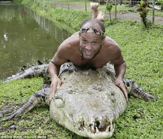 gambar buaya makan manusia