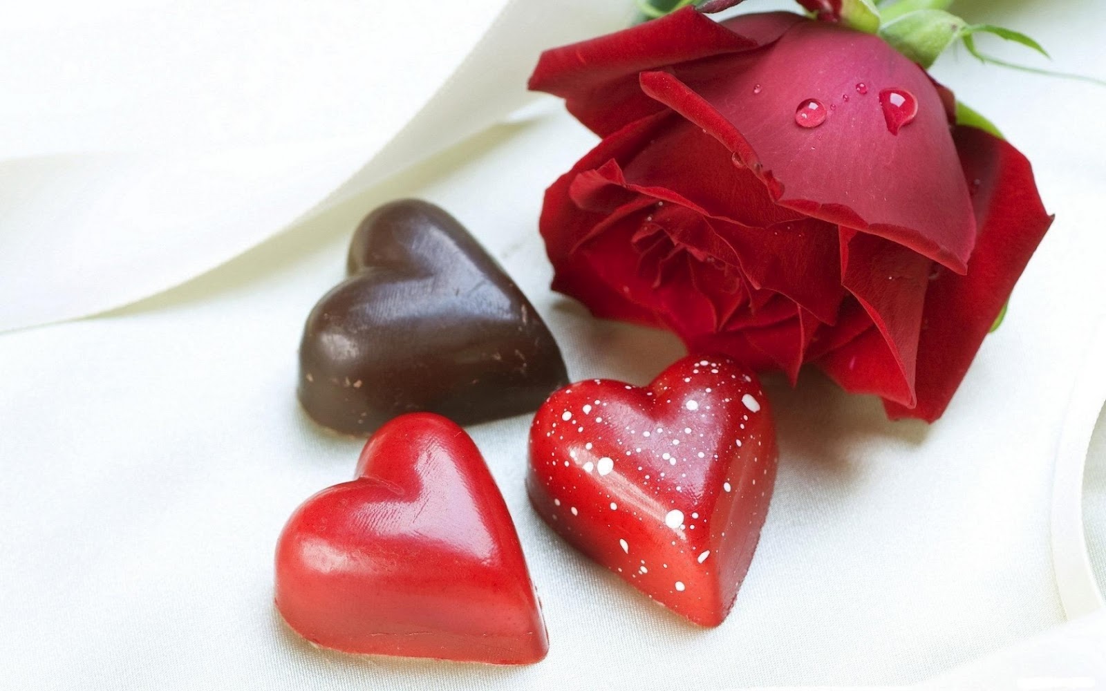 http://4.bp.blogspot.com/-nOTep7n6VmE/UGoecOHAftI/AAAAAAAAFzg/rrnshnuNrQk/s1600/valentines_day_holiday_hearts_chocolates_roses_drops_close-up_35969_1680x1050.jpg