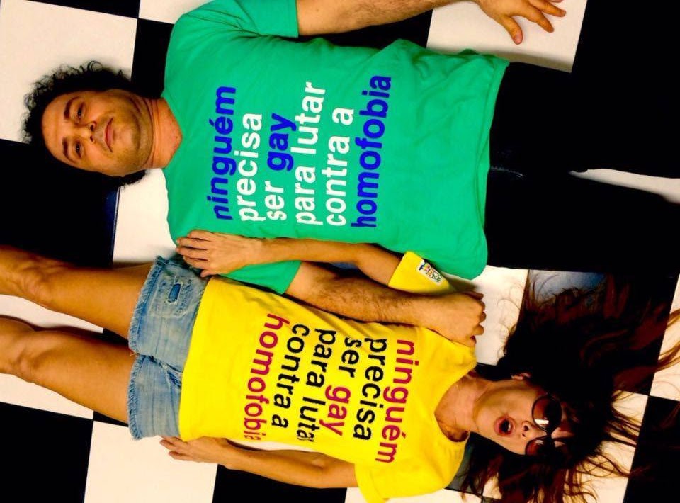 Frejat, do Barão Vermelho, e sua esposa vestem blusa contra a LGBTfobia Frejat, do Barão Vermelho, e sua esposa vestem blusa contra a LGBTfobia