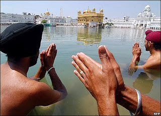 sikhs at golden temple amritsar