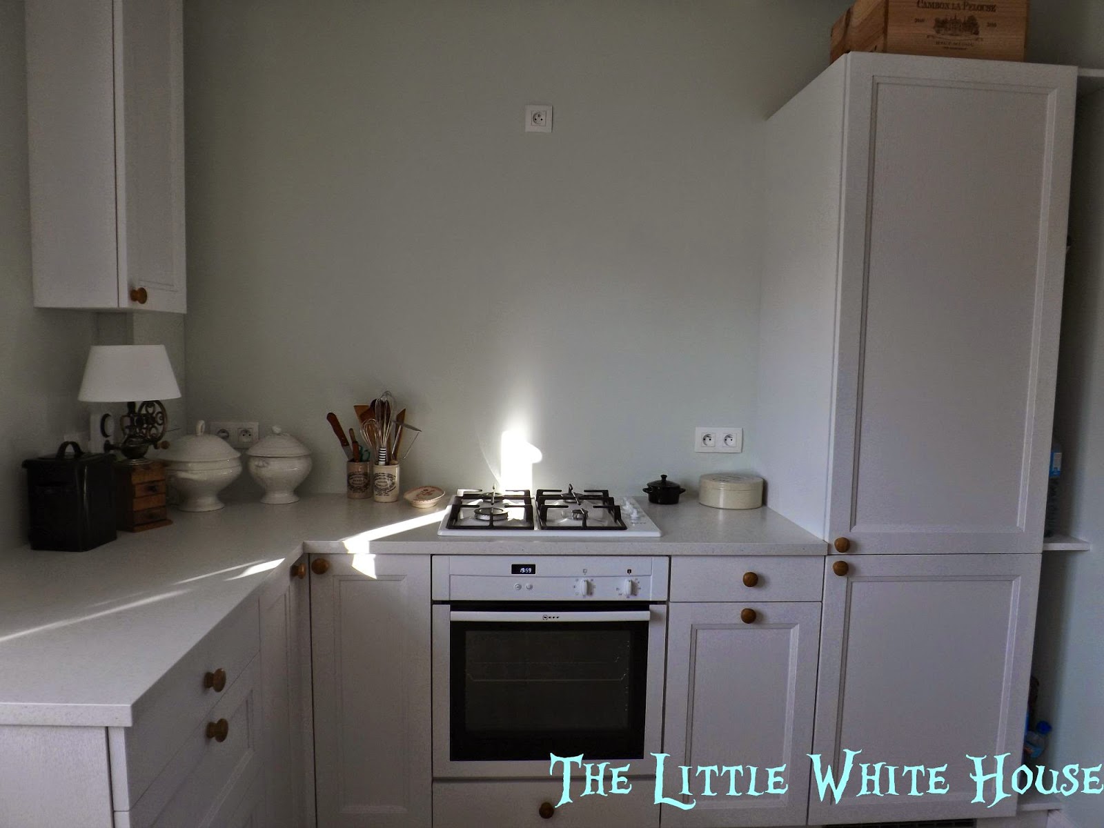 The little white house on the seaside: frozen