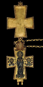 Ο χρυσός βυζαντινός σταυρός λειψανοθήκη. Φημολογούνταν ότι προερχόταν από το Ιερό Παλάτιο των Βυζαντινών στην Κωνσταντινούπολη. Κάποτε μέρος της μυθικής συλλογής αντικειμένων τέχνης του βαθύπλουτου Βέλγου μαικήνα Adolphe Stoclet. Σήμερα ένα από τα αριστουργήματα του Βρετανικού Μουσείου.