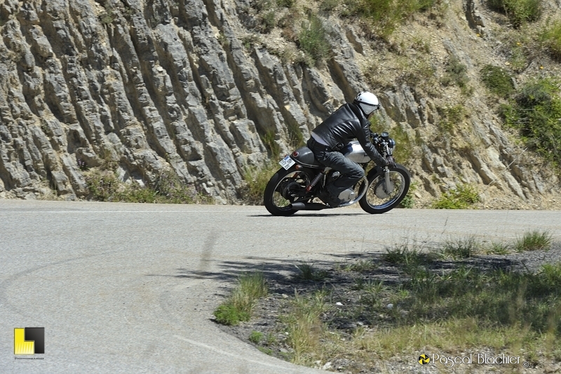 moto ancienne au col du rousset photo pascal blachier