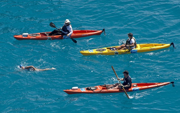 Nadadora de 64 anos completa travessia entre Cuba e a Flórida