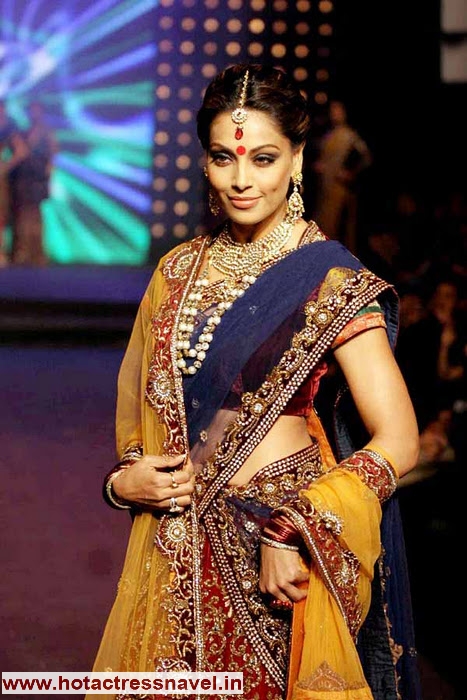 Bipasha Basu Navel Show in Sari - Bipasha Basu Navel Pics in Sari