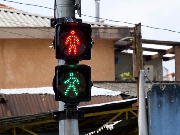 Semáforos com botoeira para pedestres