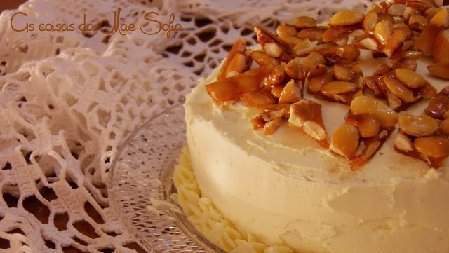 Bolo de amêndoa crocante / Almond brittle cake