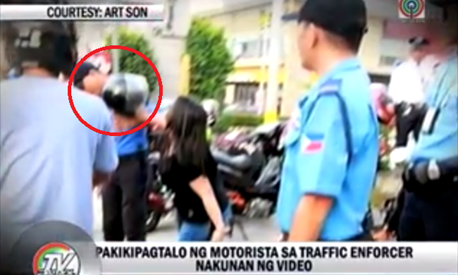 VIDEO: MMDA Traffic Enforcer Hit with Helmet by Motorist VIDEO: MMDA Traffic Enforcer Hit with Helmet by Motorist