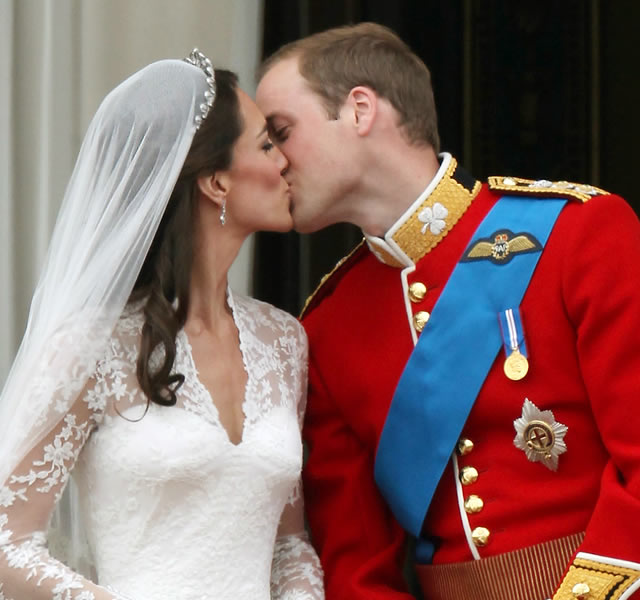 Prince+william+and+kate+middleton+kissing+on+the+balcony