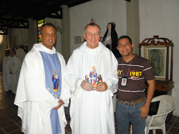 Mons. Pietro Parolin, Pbro. Jaime Vivas y José Colmenárez