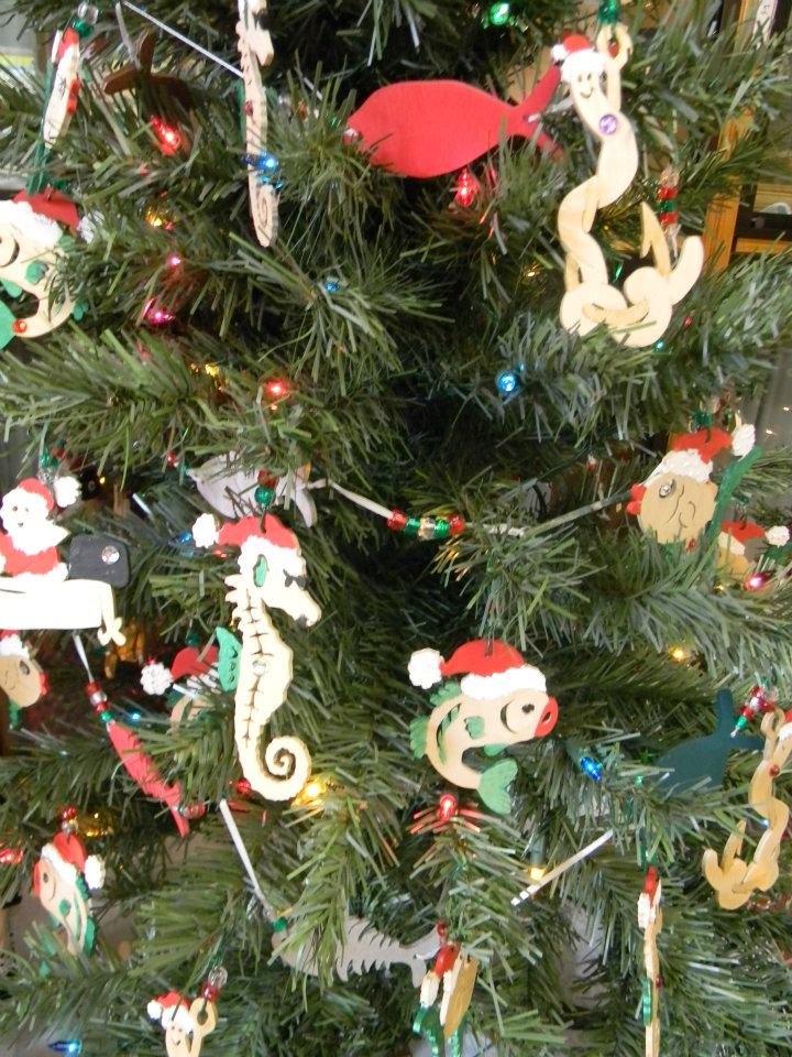 Abuela Decorando Arbol Abuela Decorando Arbol
