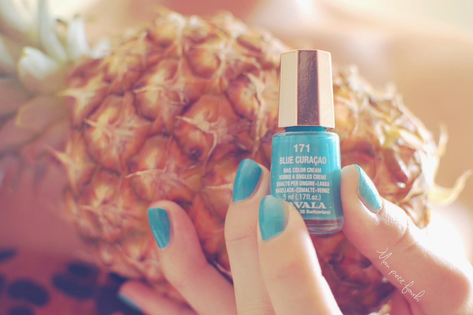 Vernis Mavala n°171 "Blue Curaçao" Photo Vernis Mavala n°171 "Blue Curaçao" avec un ananas