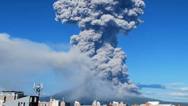 Sakurajima volcano covers Japanese city in ash