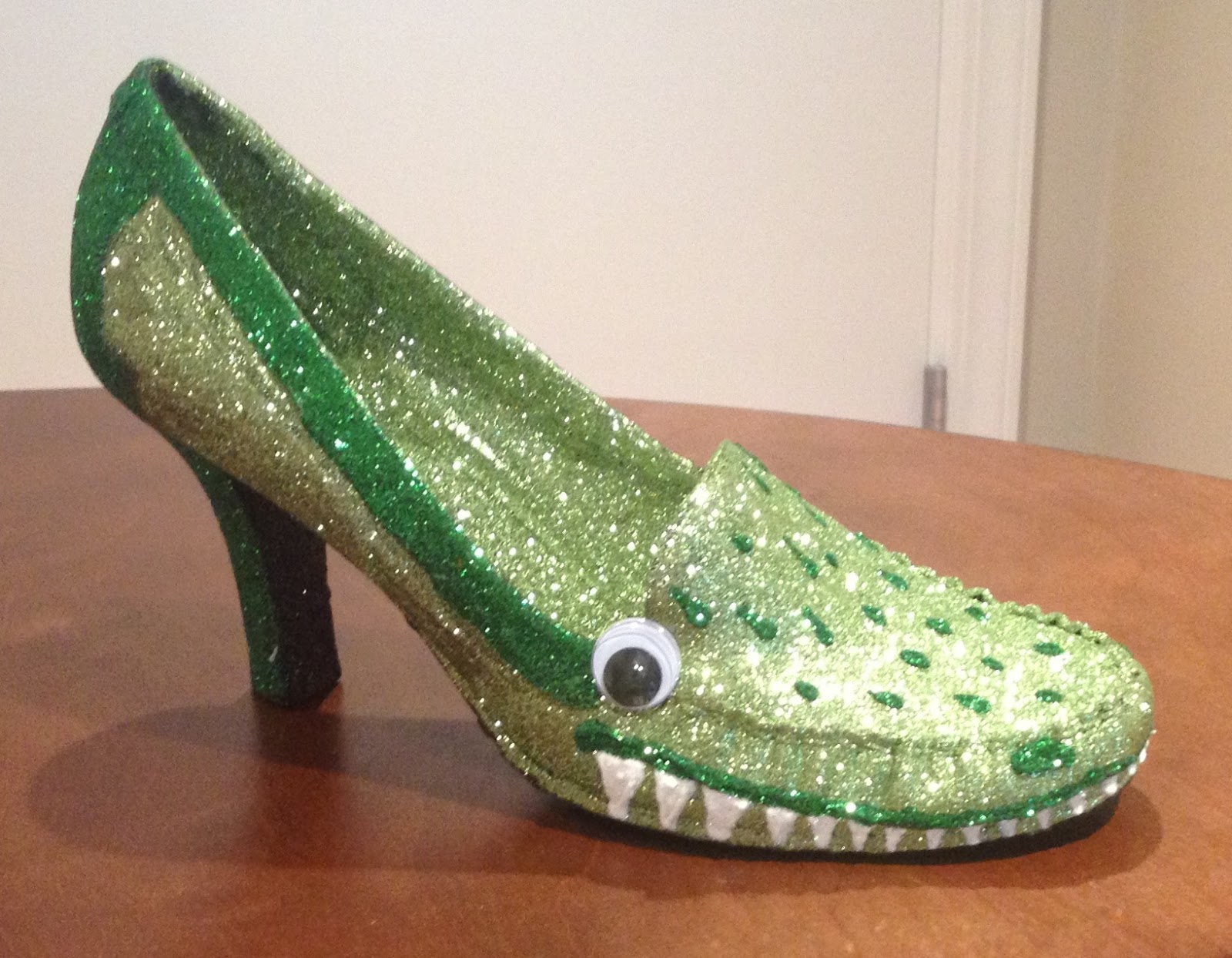 gator shoes with eyes
