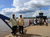 Menaiki Feri menyeberangi sungai Mekong