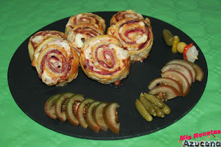 Rollitos de hojaldre de jamón serrano con queso y salami.