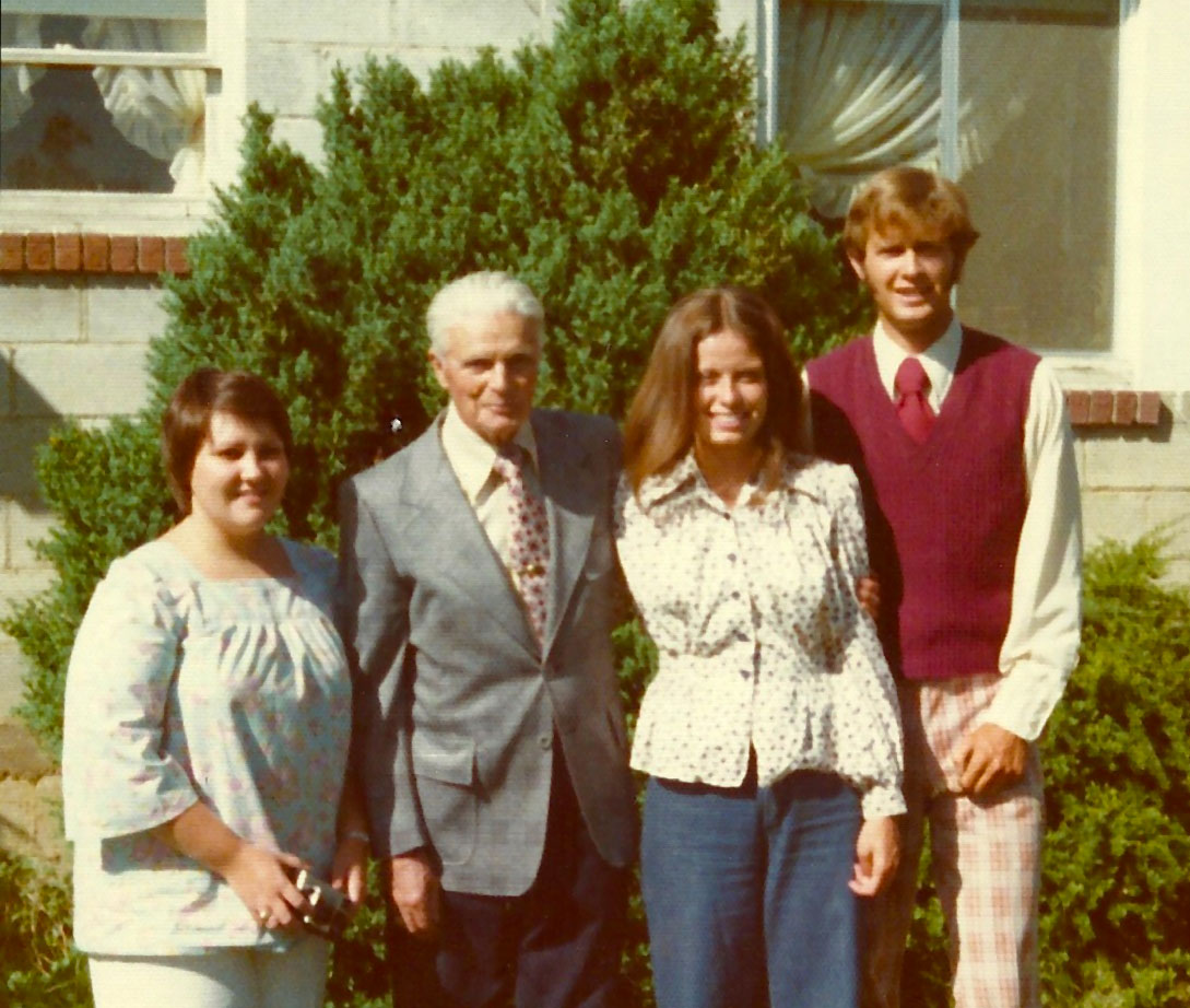 http://4.bp.blogspot.com/-neK4vIJL5f4/TuOsdMvmCAI/AAAAAAAAC80/xN1ndGVh5_E/s1600/Cheryl_Grandpa%2BJensen_Jan%2BMarriott_Bart%2BKowallis_circa%2B1975.jpg