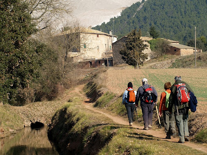 La boca sud de la mina del Mas de les Coves, amb el mas al seu darrere La boca sud de la mina del Mas de les Coves, amb el mas al seu darrere