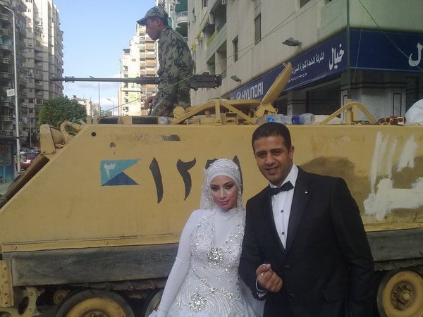 Wiil iyo gabar masaari ah waxay isku guursadeen maydaanka (banaanka