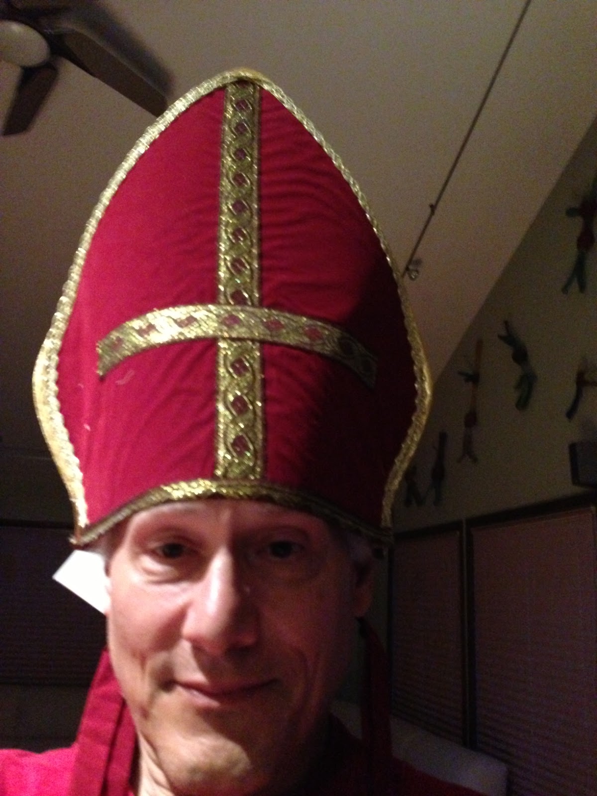 http://4.bp.blogspot.com/-nhIouU9tWnM/UhuXnHrtMqI/AAAAAAAAFXU/WxH5L6L9SoE/s1600/pope+hat.JPG