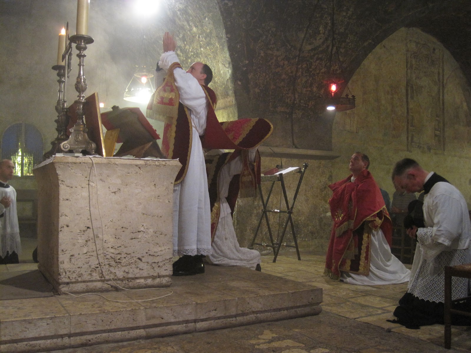CATHOLICVS Solemne Santa Misa tradicional del capítulo inglés de la Peregrinación ParísChartres