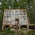 Une maison avec façade en fenêtres recyclées