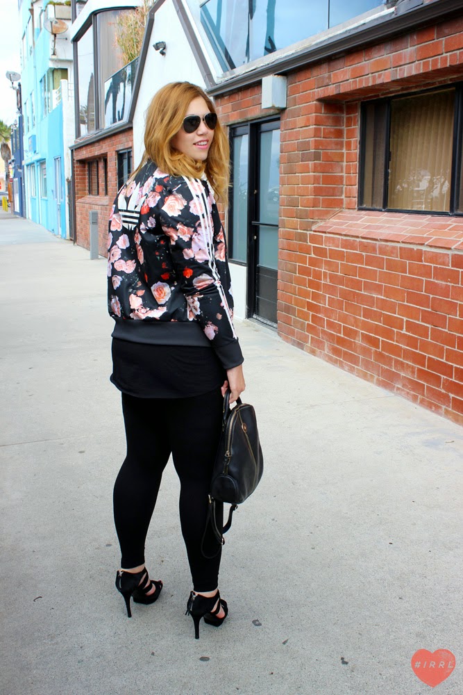 chamarra de flores adidas