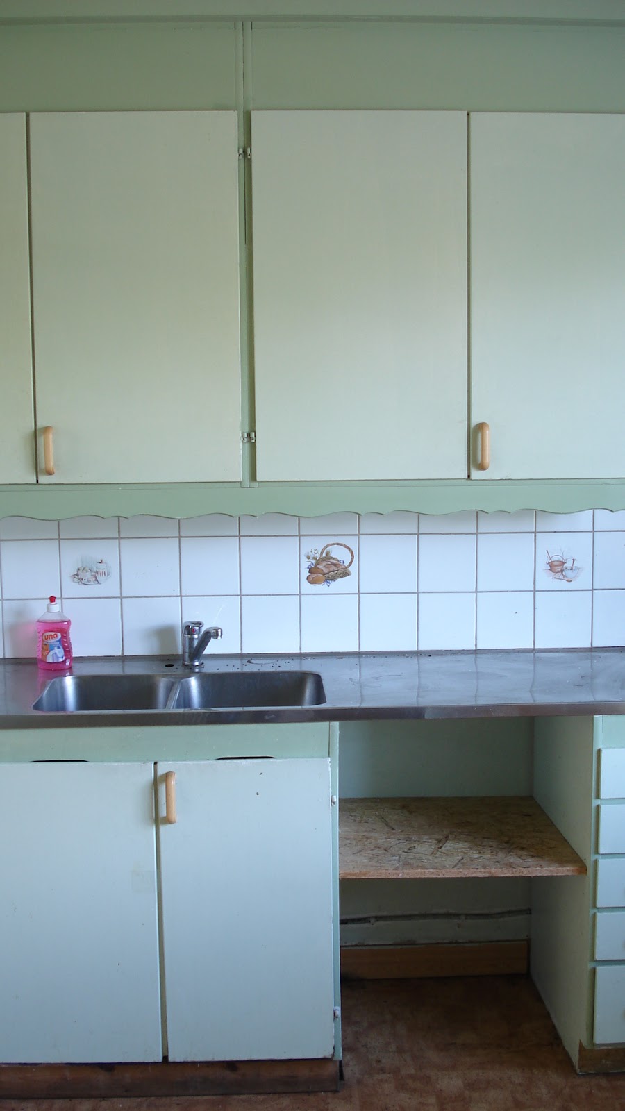 Enkeltje zweden: werkplaats Keuken bruin geschilderd