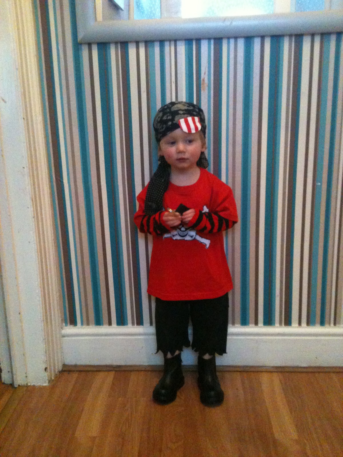 Yasmin Elizabeth DIY tutorial for Easy boys pirate costume (under £7)