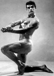 Sean Connery striking a bodybuilding pose Sean Connery jamesbondreview.blogspot.com