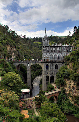 Las Lajas Sanctuary ,construído sobre a ponte Las Lajas Sanctuary ,construído sobre a ponte