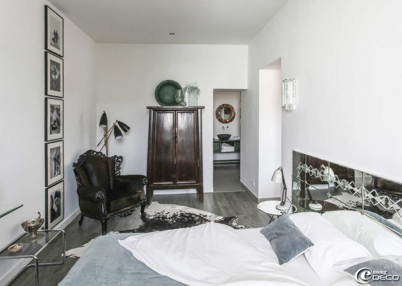 Une chambre de la maison d'hôtes 'La Suite Cassis', tête de lit réalisée à partir d'un miroir ciselé, couvre-lit et coussins en velours lavé 'Caravane'