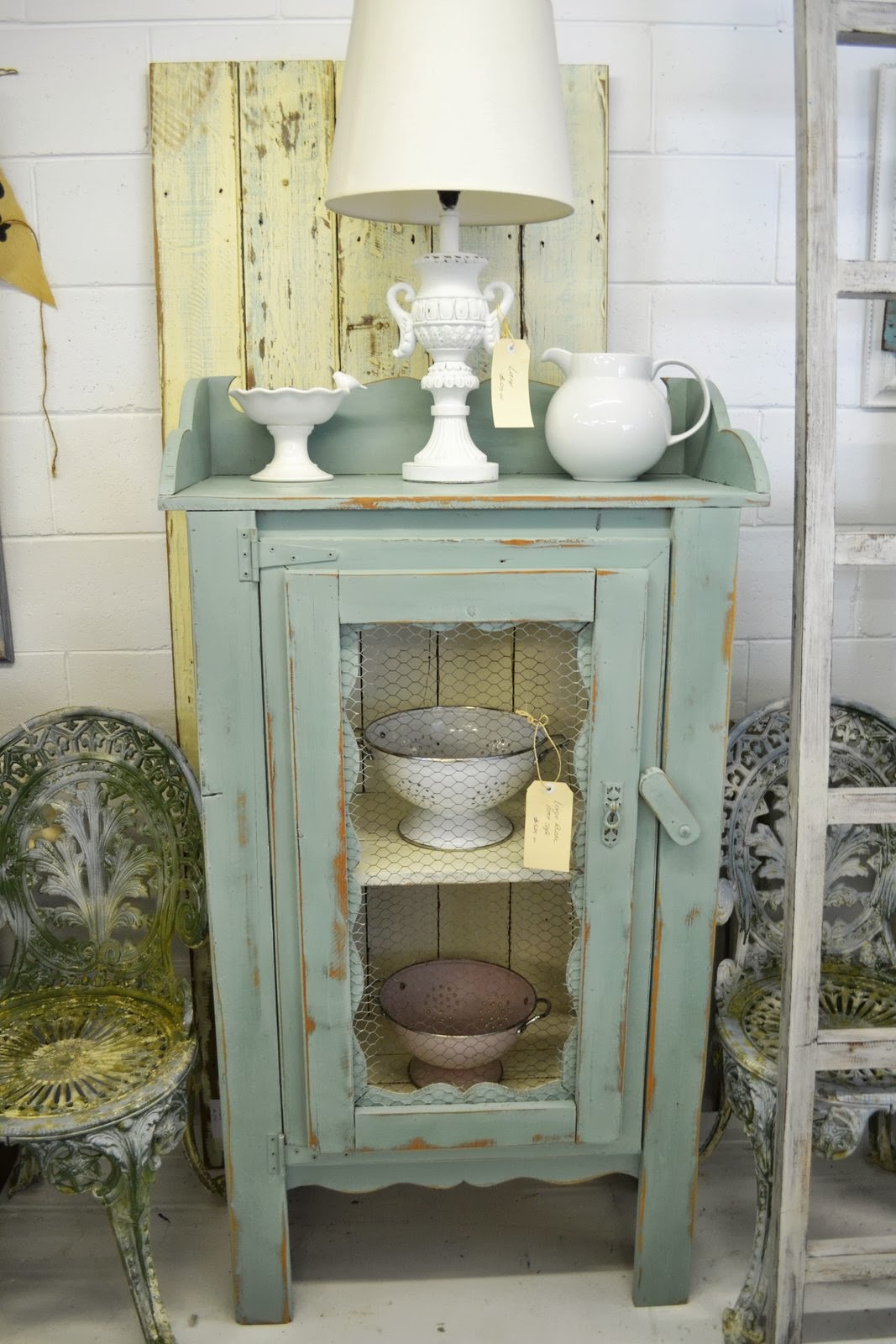 Chalk Paint™ Gold Coast Paint Me White