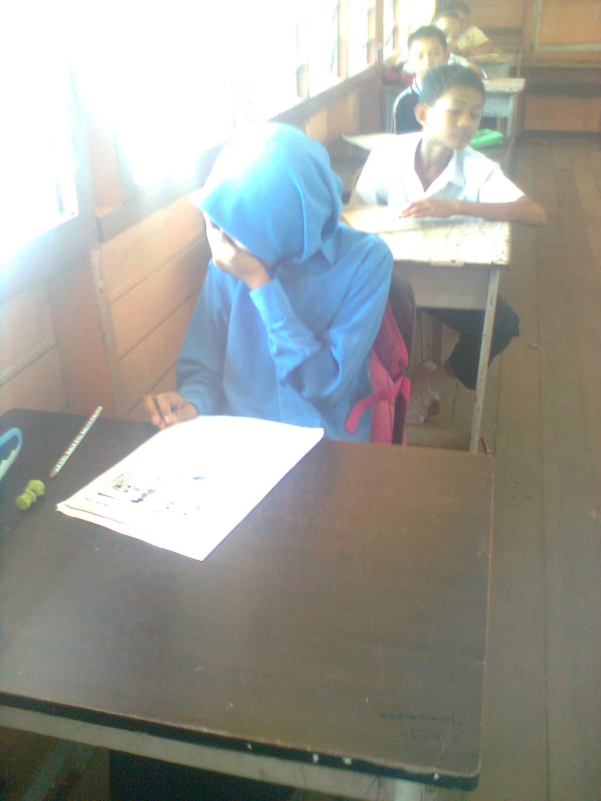 Beberapa sedutan murid yang ambil ujian