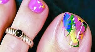 Uñas con rosas para los pies Uñas con rosas para los pies