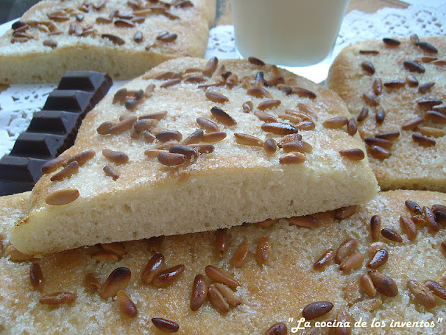 Coca De Forner Con Piñones Y Anís
