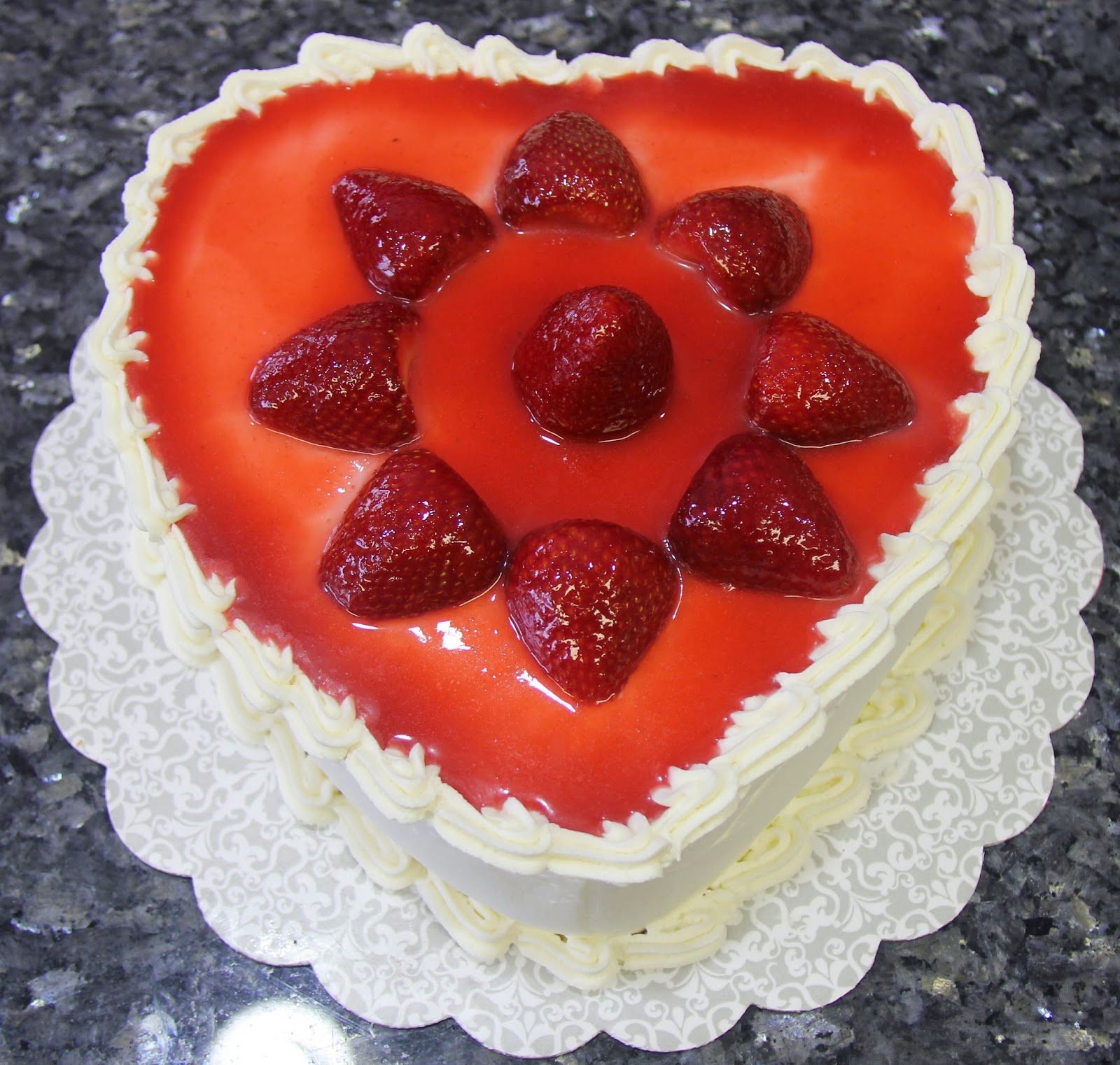 Strawberries and Cream Cake aka Strawberry Cake Yummilicioussss!