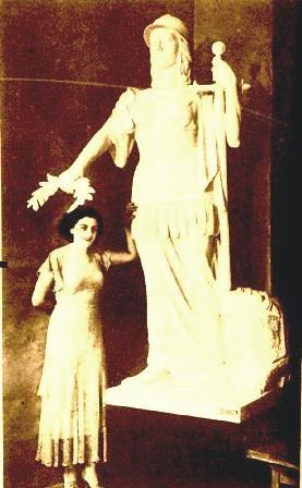 Miss Romania 1932 Monumentul eroilor Turnu Severin