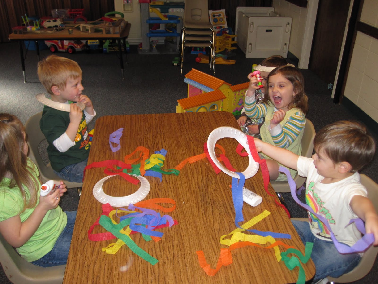 Toddler Approved! Paper Plate Rainbow Shakers