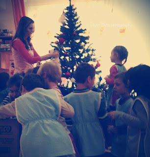 decorating the Christmas tree with kids 2012