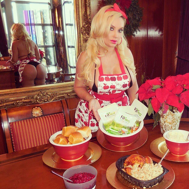 Coco Austin cocinando muestra su trasero Coco Austin cocinando muestra su trasero