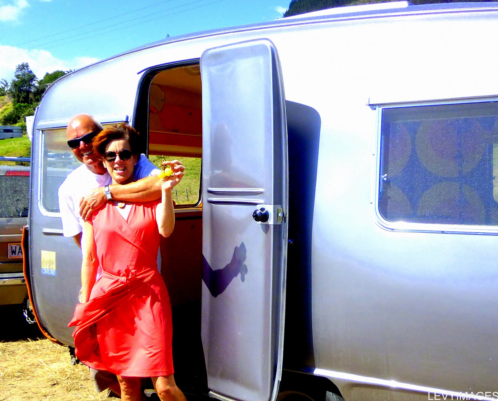 http://4.bp.blogspot.com/-nxWF62oRB5Q/UT0OlW3PADI/AAAAAAAANW0/JjRqlzat-yo/s1600/bubbles-retro-artdeco-vintage-fibreglass-1972-oxford-concord-new-zealand-caravan-hil-mario-stapper-life-enjoyers-wanaka-freedom-camping-the-flying-tortoise-001.jpg