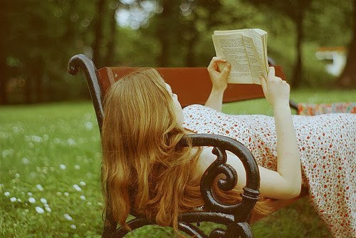 LEYENDO EN EL ASIENTO DEL PARQUE