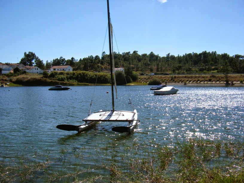 Barco á vela na Barragem de Montargil