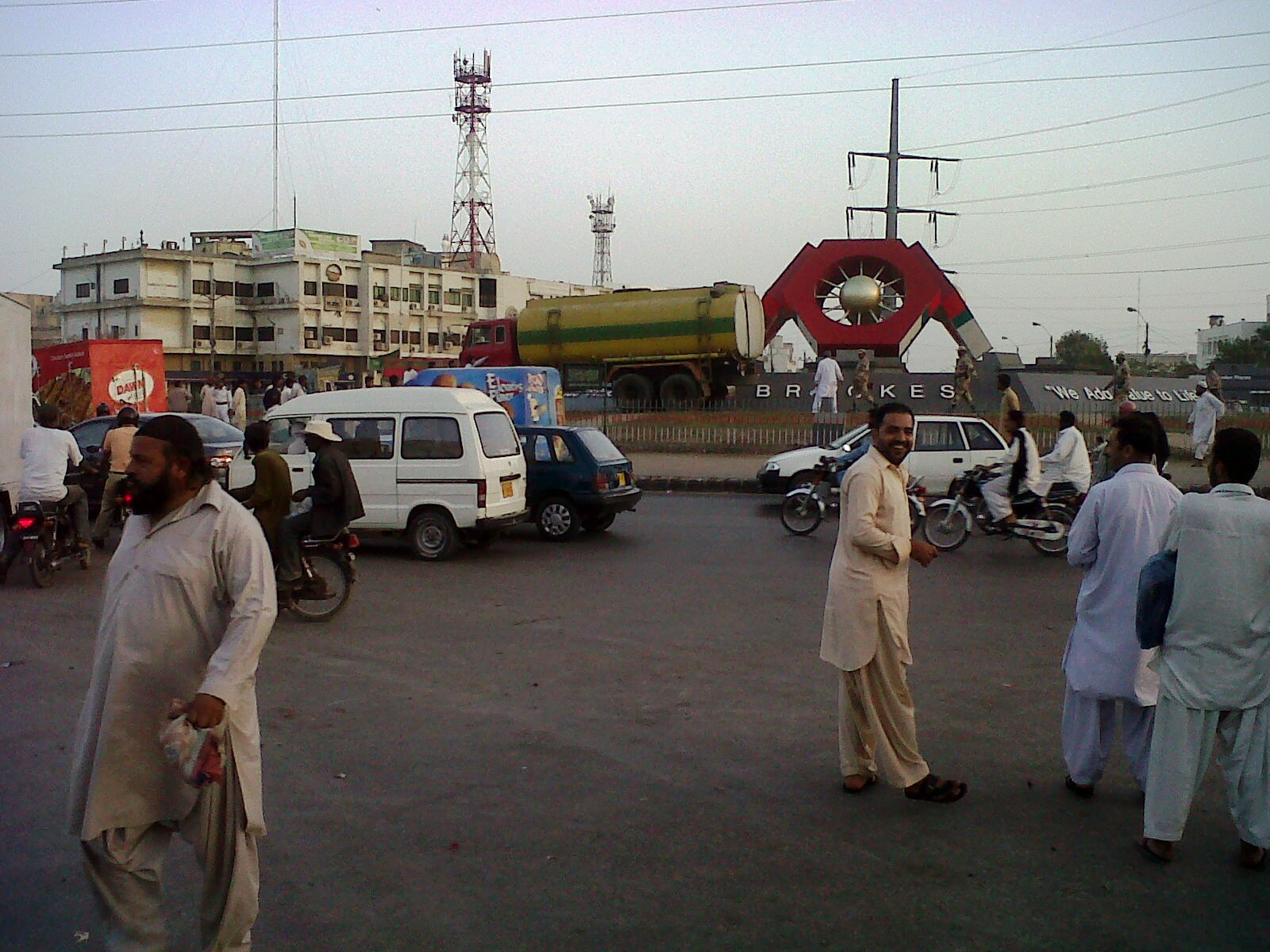 Tanker Pulled Over Brooks Chowrangi in KITE