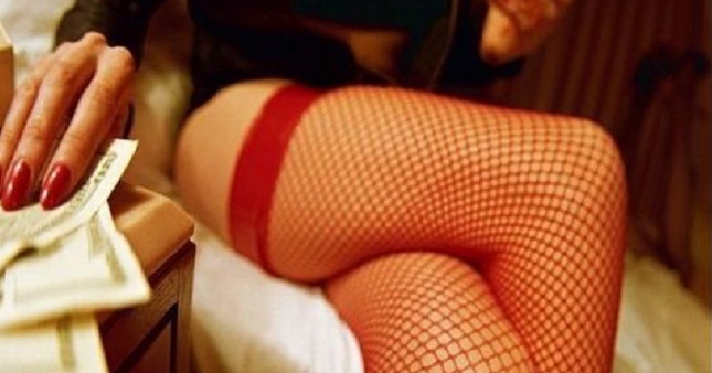 Δείτε τι λέει η γυναίκα που συνευρέθηκε με αστυνομικό σε μπαρ και μετά τη συνέλαβε. Δείτε τι λέει η γυναίκα που συνευρέθηκε με αστυνομικό σε μπαρ και μετά τη συνέλαβε.