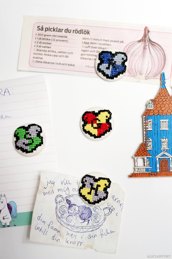 Harry Potter Hogwarts house crest cross stitch fridge magnets by Alicia Sivertsson. aliciasivert, alicia sivertsson, alicia sivert, harry potter, hogwarts, gryffindor, ravenclaw, slytherin, hufflepuff, loctite super glue, superlim, magnet kit, clas ohlsson, hobby, magnet, magneter, kylskåpsmagneter, kylskåpsmagnet, tång, broderi, korsstygn, korsstygnsbroderi, emblem, sigill, crest, embroidery, needlework, cross stitch, fan art, fridge magnet, diy, do it yourself, skapa, skapande, moomin, mumin, muminhuset